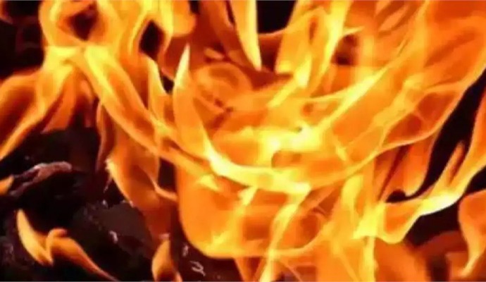 Fire incident:একদিকে বৃষ্টি, তারমধ্যেই জ্বলছে আগুন। প্রায় ৫ ঘণ্টার চেষ্টায় পরে আগুনের উৎসস্থলে পৌঁছেছেন দমকল কর্মীরা। ঘটনাস্থল নাগেরবাজার। জানা গিয়েছে শুক্রবার রাত আড়াইটা নাগাদ আগুন লাগে ২৯ নম্বর যশোর রোডের আইস্ক্রিমের গোডাউনে।