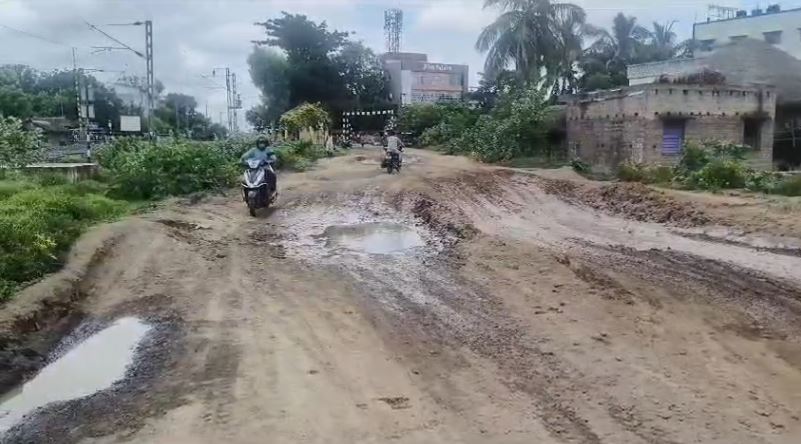 মুর্শিদাবাদ জেলা পরিষদের মৎস্য কর্মাধ্যক্ষ তথা ভরতপুর-২ ব্লক তৃণমূল কংগ্রেস সভাপতি মুস্তাফিজুর রহমান বলেন ,"রাস্তার খারাপ অবস্থার বিষয়টি ইতিমধ্যে আমাদের দলের জেলা সভাপতি অপূর্ব সরকার পূর্ত দপ্তরের নজরে এনেছেন।