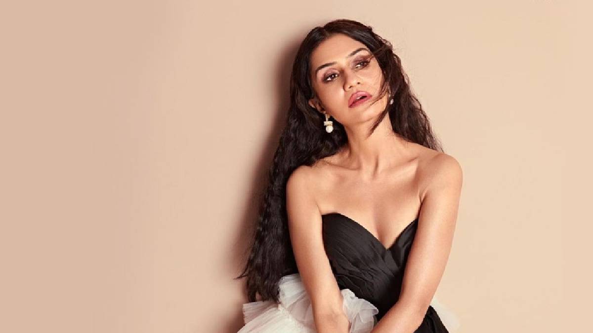 Bollywood actress Amruta Subhash shuts down producer who groped her waist